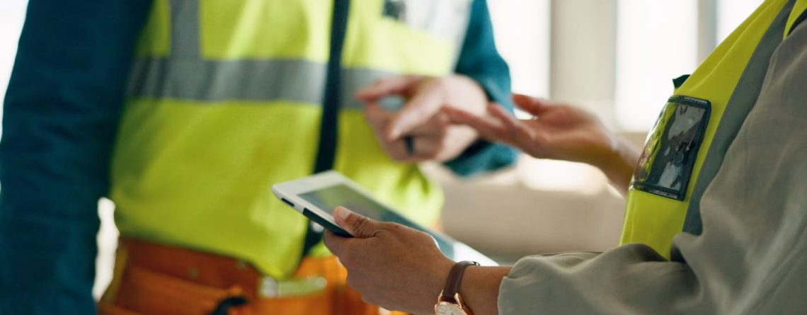 Amministratore di condominio in cantiere con il badge digitale