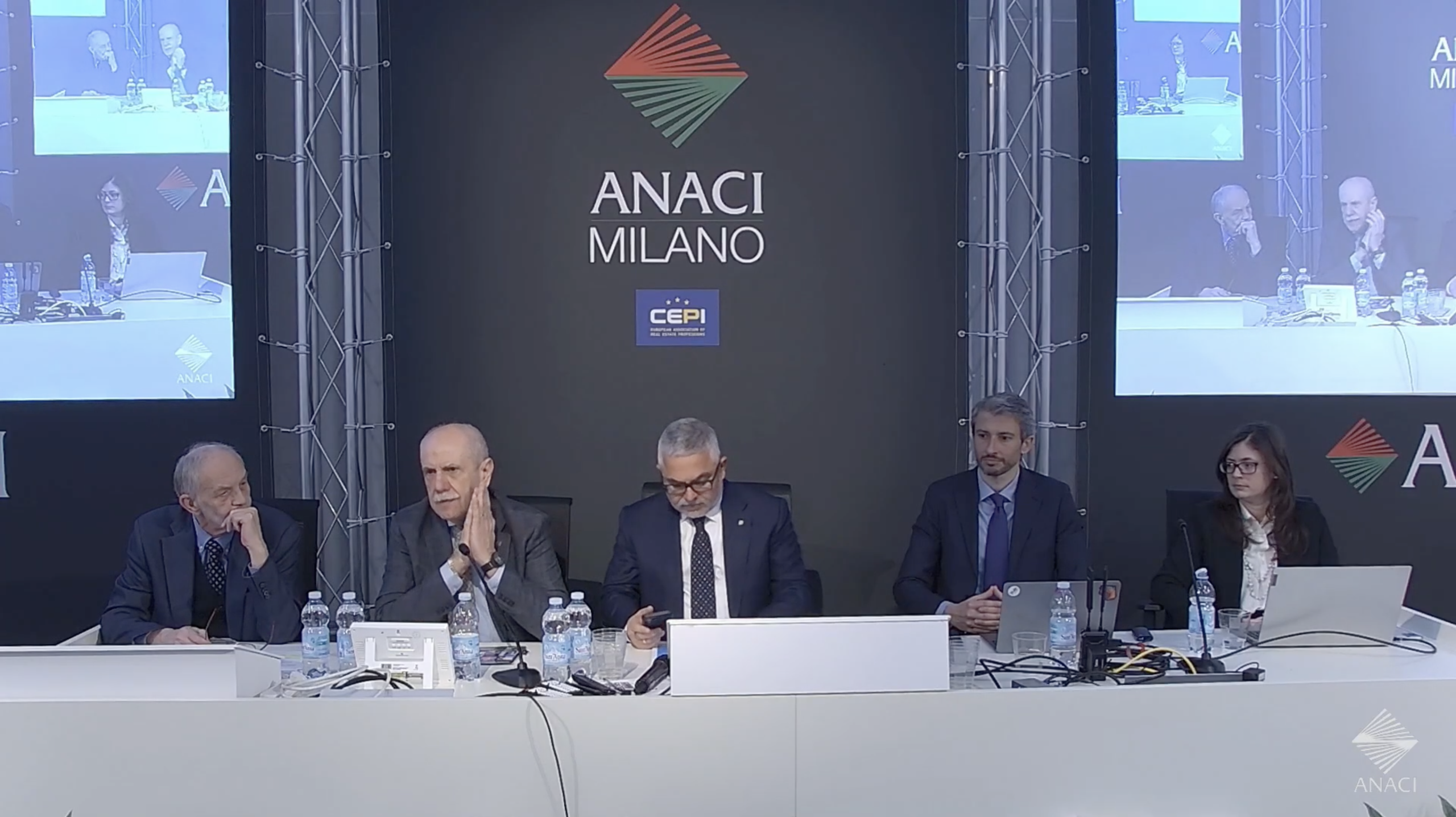 Scopri come gestire le ricariche elettriche in condominio: normativa, impatto sul bilancio e responsabilità dell'amministratore nel report dell'evento ANACI.